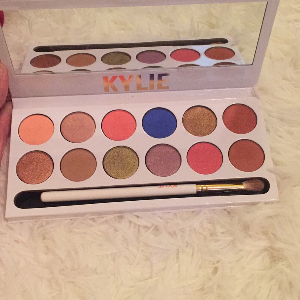 Kylie eyeshadow pallet! Very beautiful pallet.